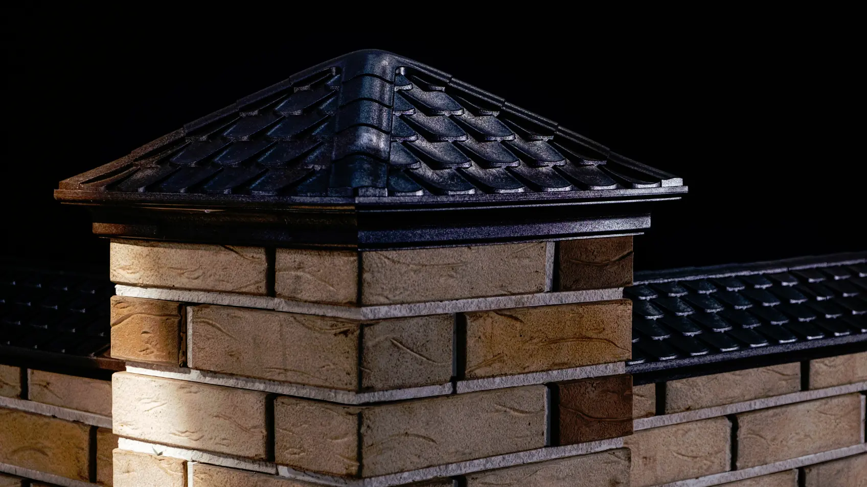 Фото 10 колпаки и парапеты Эльбрус Черный на кирпичном заборе