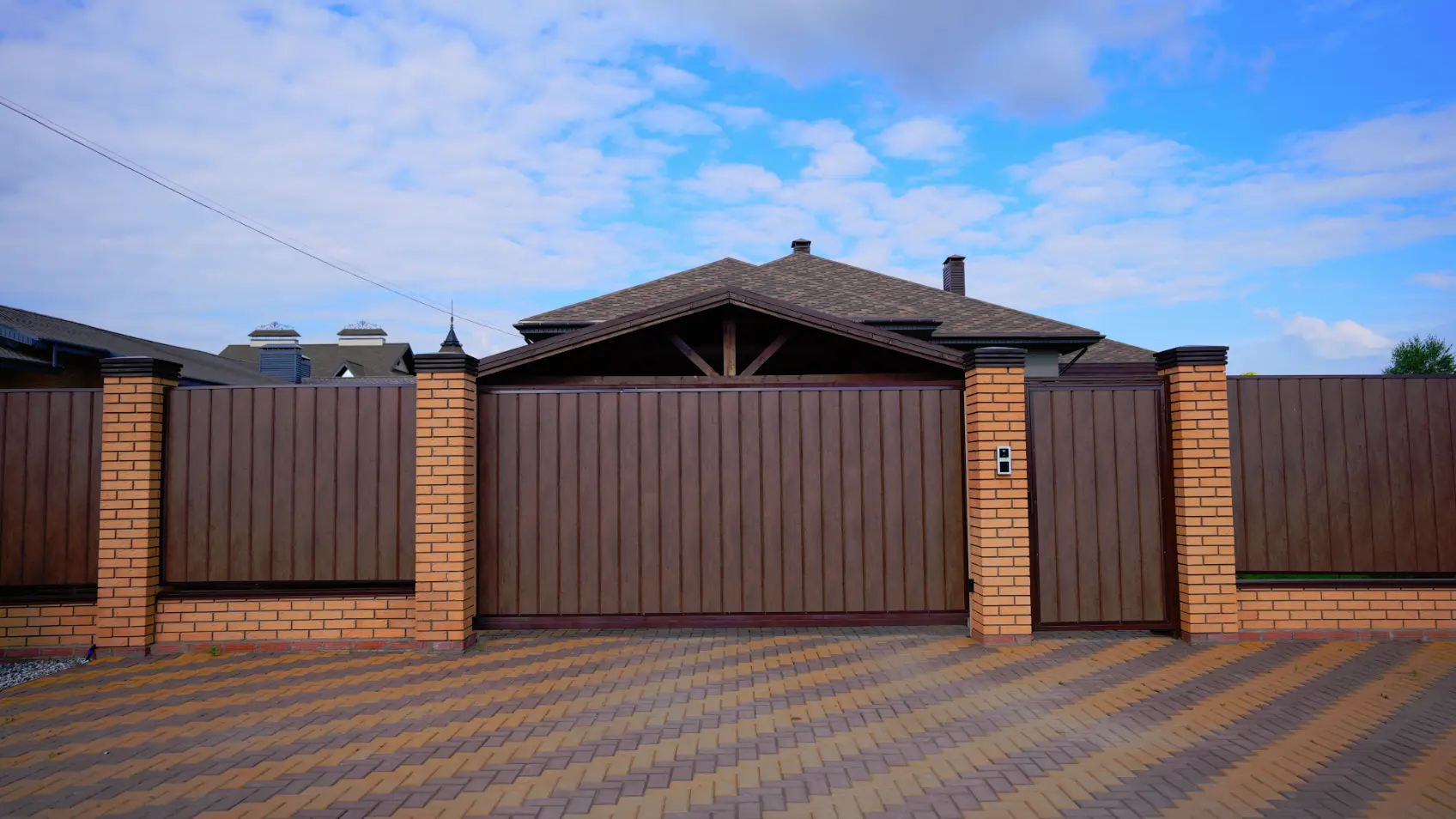 Фото 4 Колпак Бона ХайТек на заборе из металлосайдинга Евро-Брус