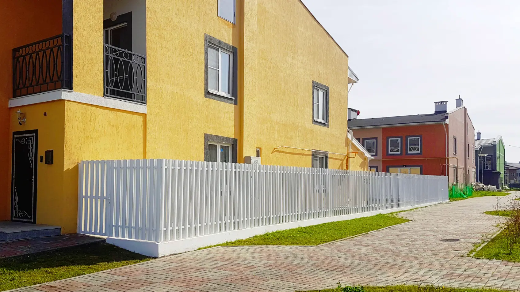 Фото 1 палисадник штакетник Полукруглый RAL9003 Белый двусторонний